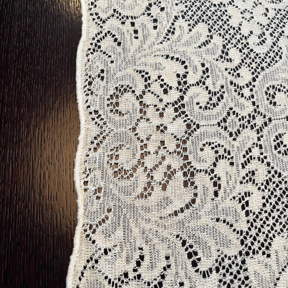 Large Lace Tablecloth - Picture 5 of 8